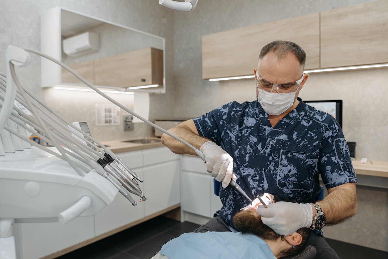 Wizyta u dentysty: Jak przełamać strach i dbać o regularne kontrole