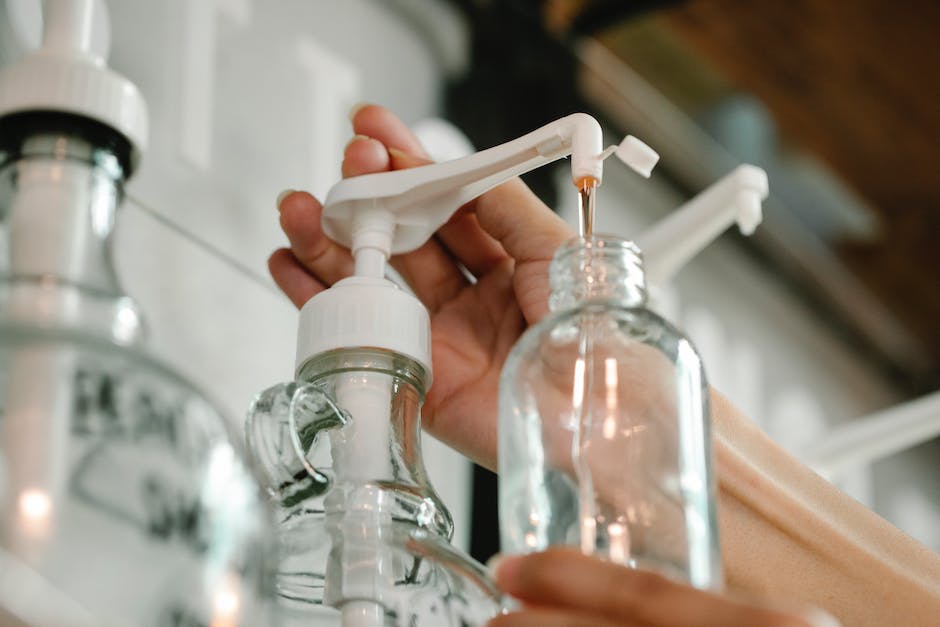 Dozowniki do płynu do dezynfekcji: Wygodne i skuteczne narzędzia higieny