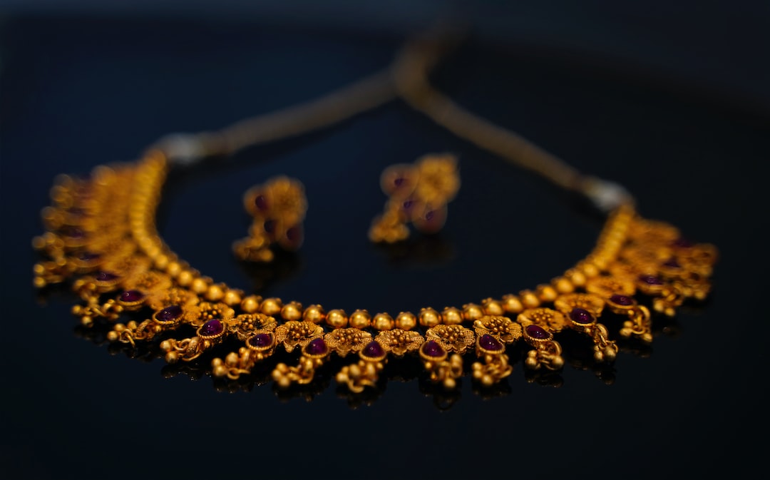 Naszyjniki z żółtego złota – ponadczasowa elegancja i luksus dla każdej kobiety