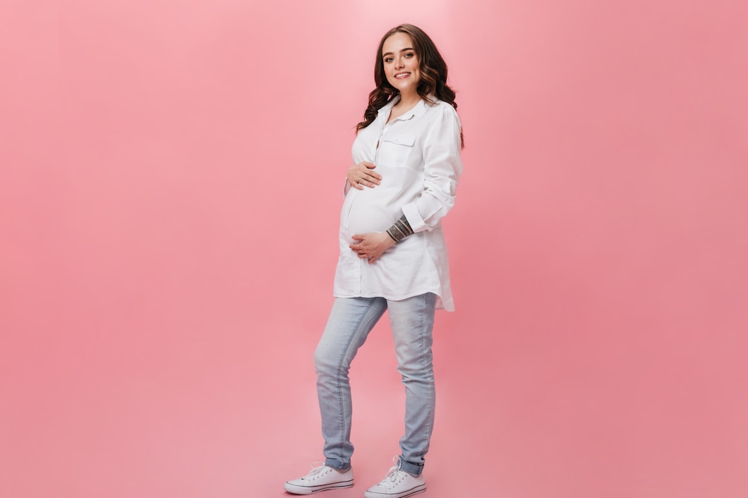 Komfort i styl podczas ciąży – jak wybrać idealne spodnie?