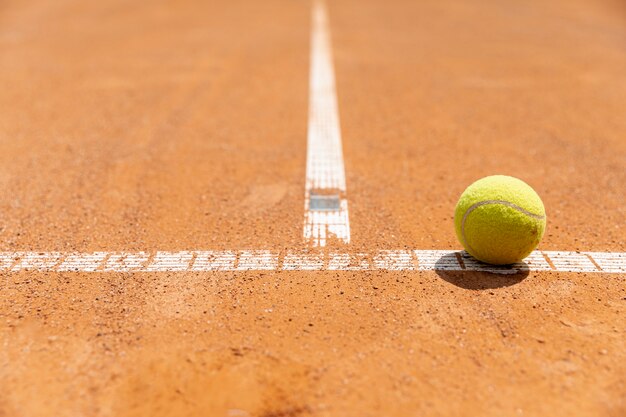 Jak prawidłowo pielęgnować nawierzchnię ziemną na korcie tenisowym?